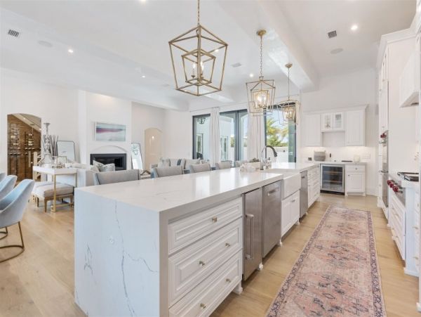 Elegant 8 Bedroom Estate Short Walk to Beach Sleeps 24
