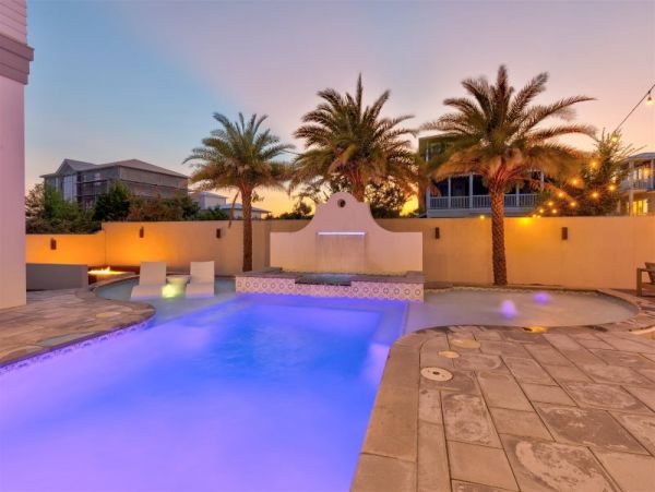 Elegant 8 Bedroom Estate Short Walk to Beach Sleeps 24
