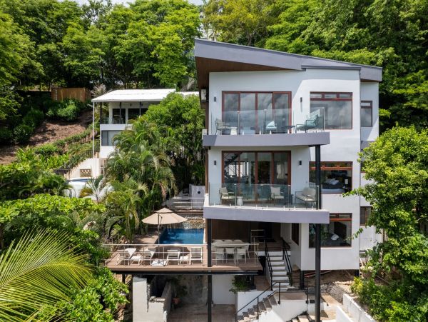 Vacation Villa in Playa Flamingo with Great Views & Close to Beach