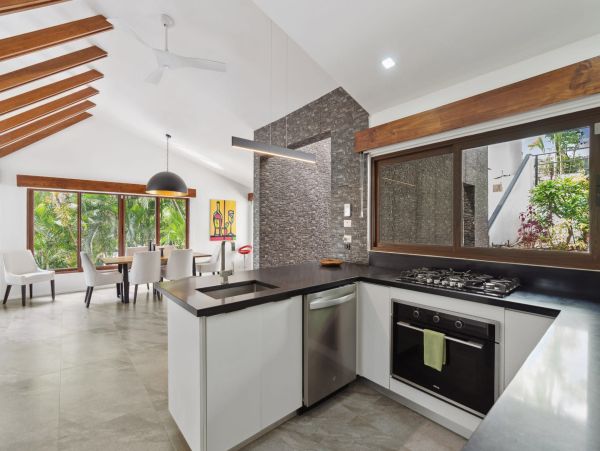 Vacation Villa in Playa Flamingo with Great Views & Close to Beach