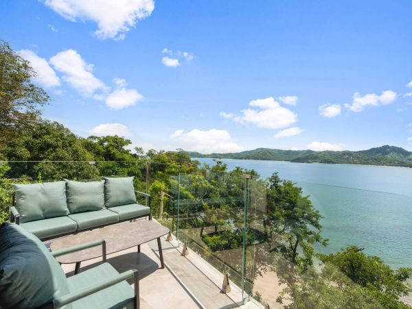 Vacation Villa in Playa Flamingo with Great Views & Close to Beach