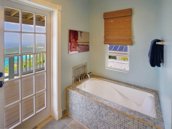 Stunning Gated Property with Bay Views, Heated Pool, Gym & Yoga Studio