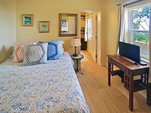 Stunning Gated Property with Bay Views, Heated Pool, Gym & Yoga Studio
