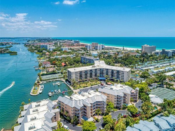 Siesta Key Three Bedroom End Unit with Pool and Bay Views