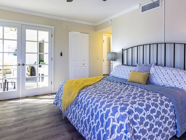 Siesta Key Three Bedroom End Unit with Pool and Bay Views