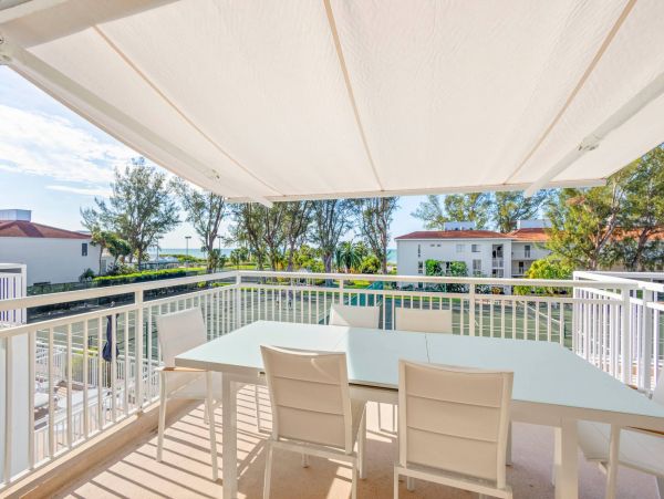 Luxury Vacation Condo in Longboat Key Located on Beach