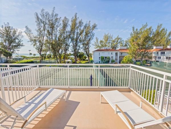 Luxury Vacation Condo in Longboat Key Located on Beach