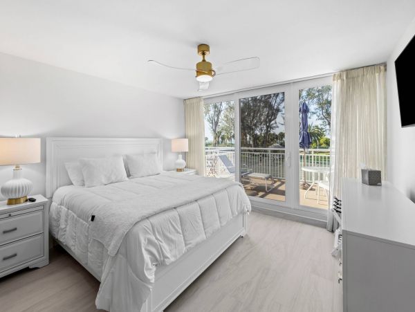 Luxury Vacation Condo in Longboat Key Located on Beach