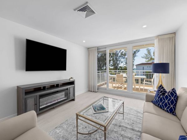 Luxury Vacation Condo in Longboat Key Located on Beach