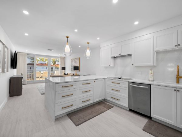 Luxury Vacation Condo in Longboat Key Located on Beach