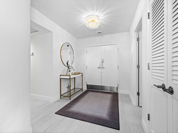 Luxury Vacation Condo in Longboat Key Located on Beach