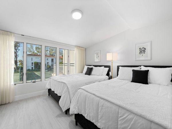 Luxury Vacation Condo in Longboat Key Located on Beach