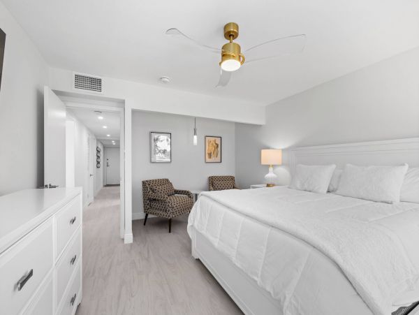 Luxury Vacation Condo in Longboat Key Located on Beach