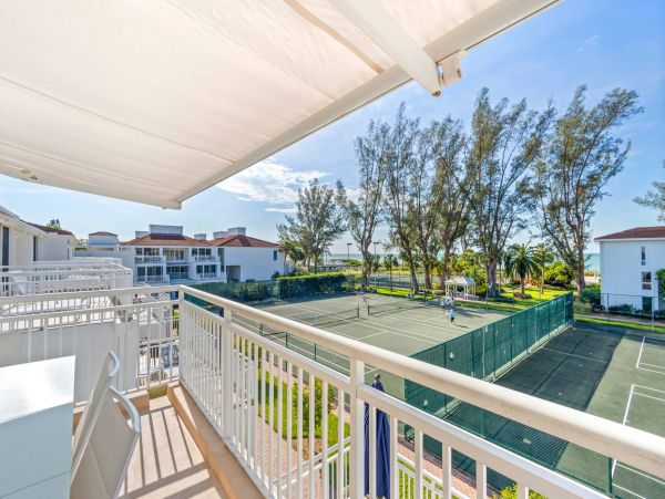 Luxury Vacation Condo in Longboat Key Located on Beach