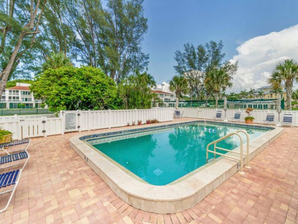 Luxury Vacation Condo in Longboat Key Located on Beach