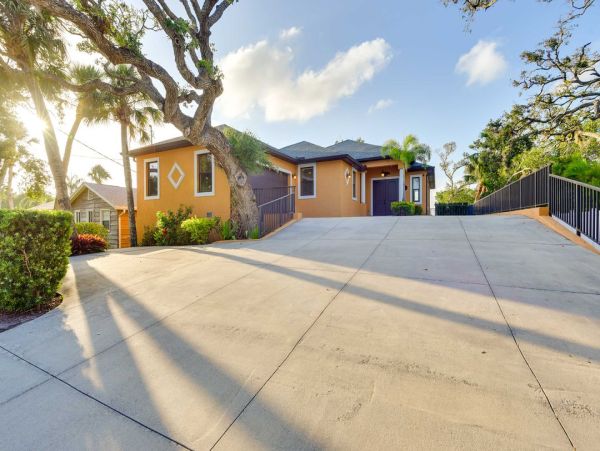 Walk to Beach Three Bedroom Vacation Rental in Venice
