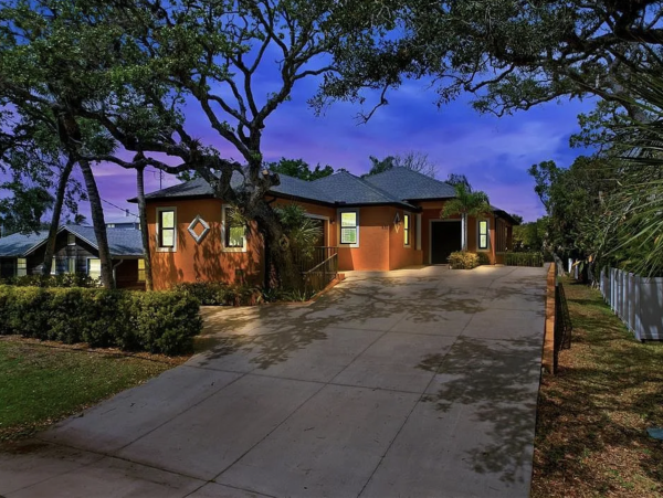 Walk to Beach Three Bedroom Vacation Rental in Venice