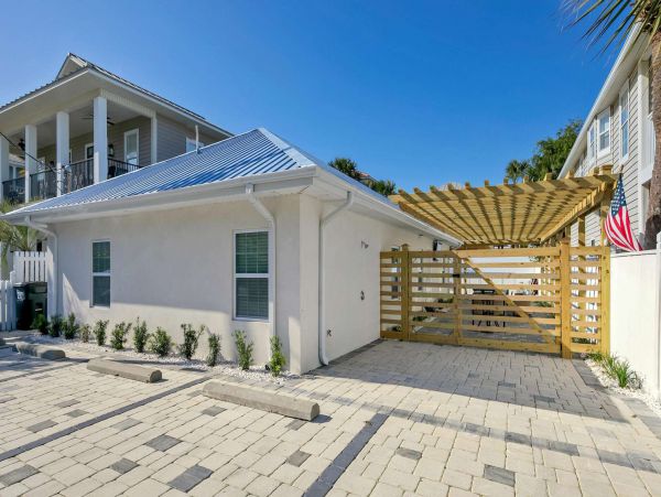 Charming Bungalow with 5 Bedrooms Short Walk to Beach