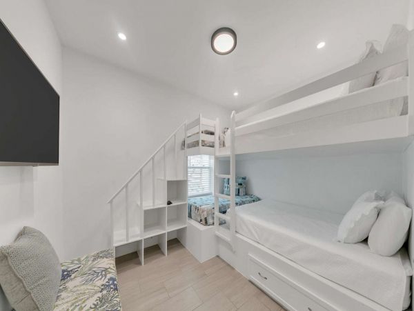 Charming Bungalow with 5 Bedrooms Short Walk to Beach