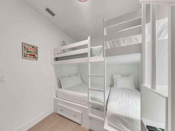 Charming Bungalow with 5 Bedrooms Short Walk to Beach