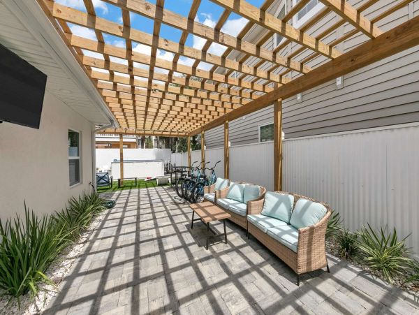 Charming Bungalow with 5 Bedrooms Short Walk to Beach