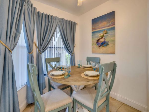 2 Bedroom Charming Vacation Condo in Bradenton Sleeps 6