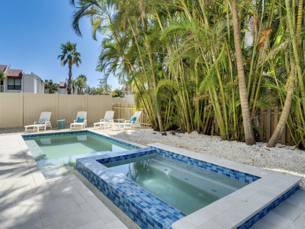 Eight Bedroom Beach House Three Min Walk to Beach