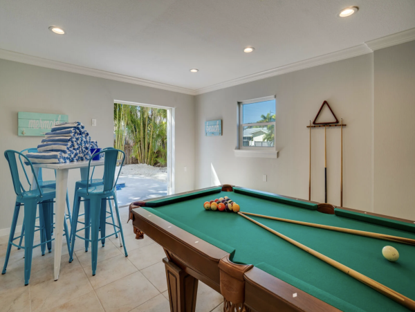 Eight Bedroom Beach House Three Min Walk to Beach