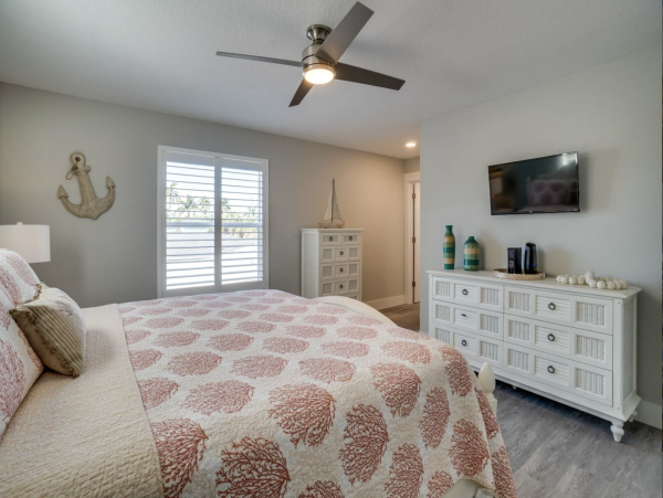 Eight Bedroom Beach House Three Min Walk to Beach