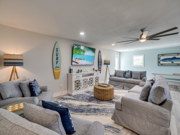 Eight Bedroom Beach House Three Min Walk to Beach