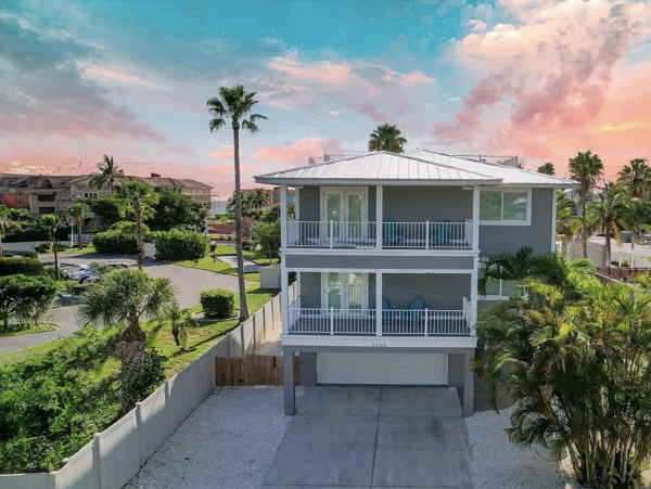 Eight Bedroom Beach House Three Min Walk to Beach