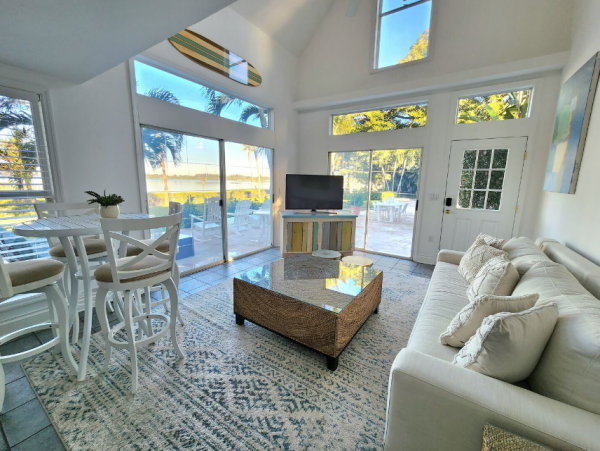 Bradenton Waterfront Oasis: Spacious Rental for 18 Guests