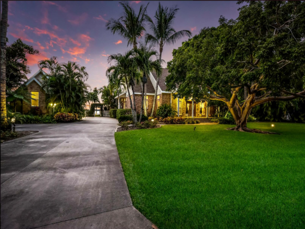 Bradenton Waterfront Oasis: Spacious Rental for 18 Guests