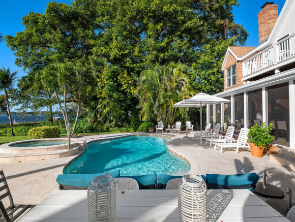 Bradenton Waterfront Oasis: Spacious Rental for 18 Guests