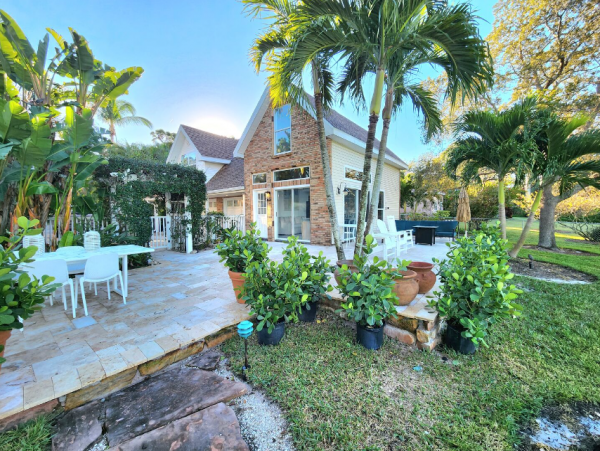 Bradenton Waterfront Oasis: Spacious Rental for 18 Guests