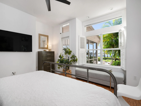 Bradenton Waterfront Oasis: Spacious Rental for 18 Guests
