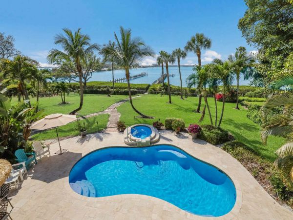 Bradenton Waterfront Oasis: Spacious Rental for 18 Guests