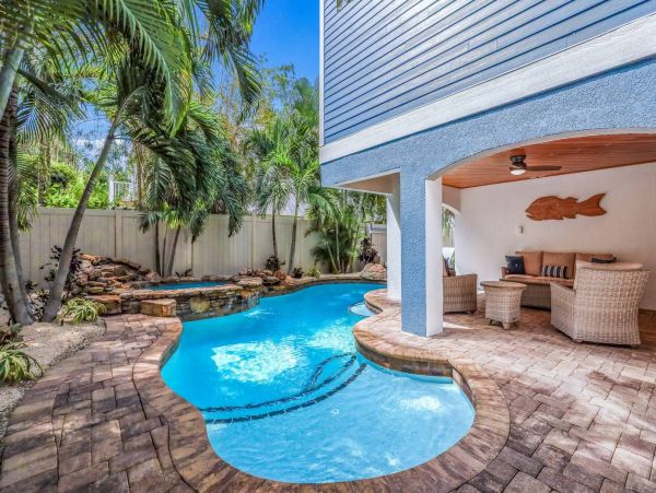 Luxury Vacation Home  Roof Top Deck, Pool, Spa Steps to Beach