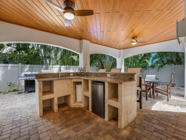 Luxury Vacation Home  Roof Top Deck, Pool, Spa Steps to Beach