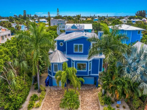 Luxury Vacation Home  Roof Top Deck, Pool, Spa Steps to Beach