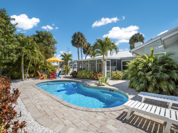 Spacious Home 1.5 Blocks to the Beach