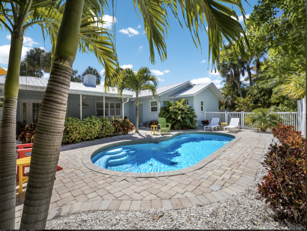 Spacious Home 1.5 Blocks to the Beach
