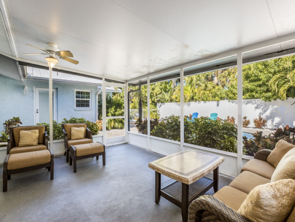 Spacious Home 1.5 Blocks to the Beach