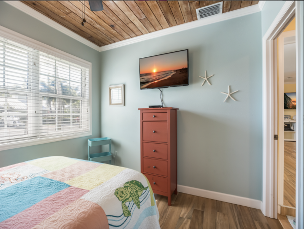 Spacious Home 1.5 Blocks to the Beach