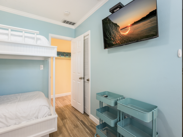 Spacious Home 1.5 Blocks to the Beach