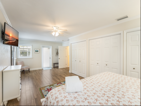 Spacious Home 1.5 Blocks to the Beach