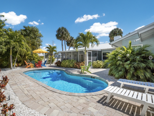 Spacious Home 1.5 Blocks to the Beach
