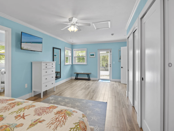 Spacious Home 1.5 Blocks to the Beach