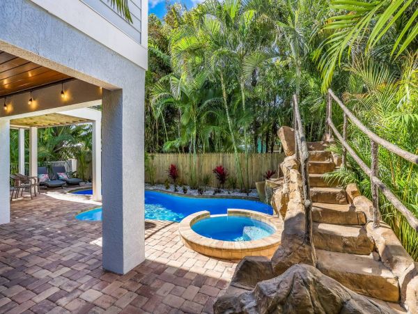 Six Bedroom Luxury Holmes Beach Villa