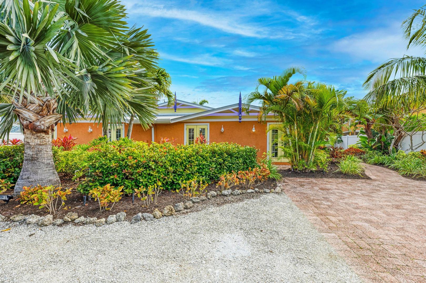 Three Bedroom Adorable Vacation Home In Holmes Beach